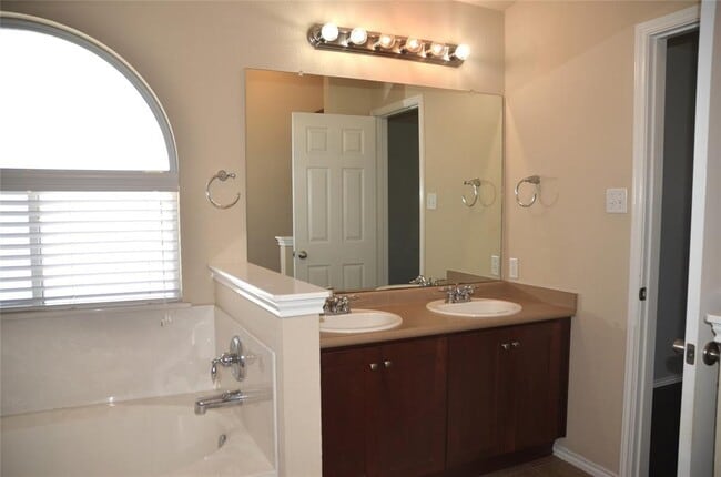 Building Photo - 218 Baldwin St