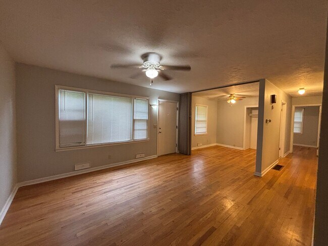 Building Photo - 3 BR / 1.5BA | Spacious Single Family Home | 1-Car Garage | Large backyard!