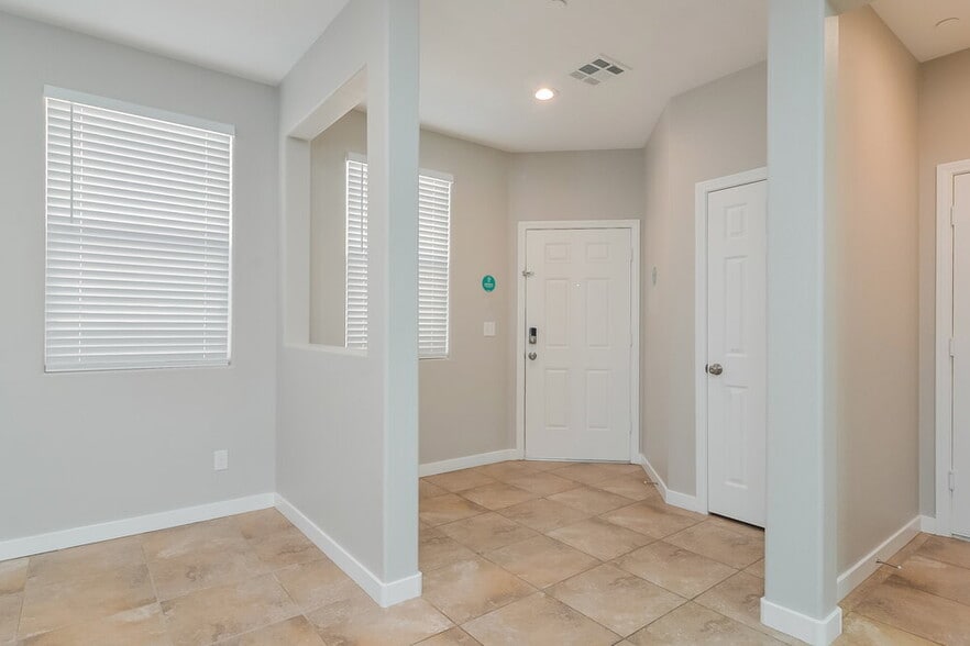 Building Photo - 993 Pebble Lake St
