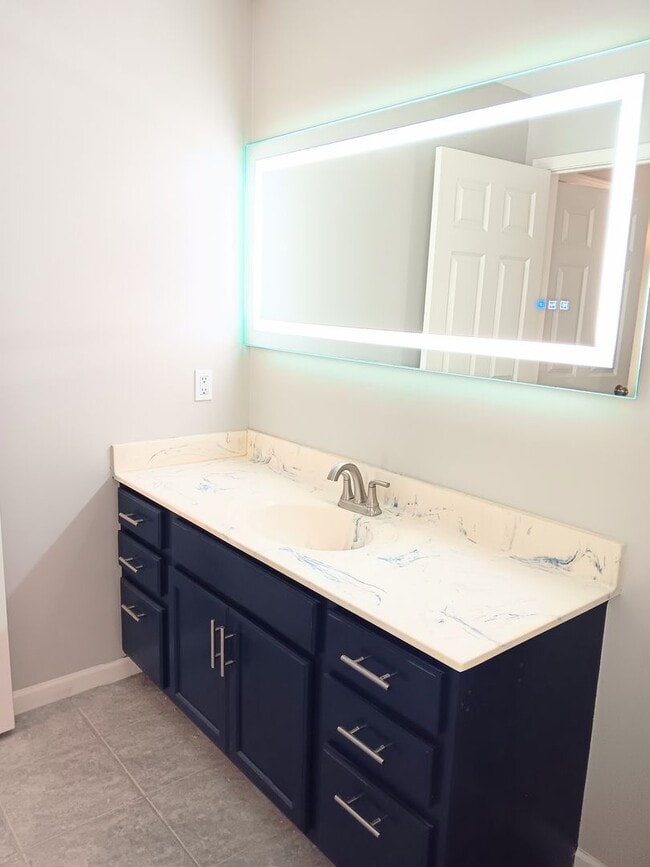 Building Photo - Spacious Condo with Modern Comforts