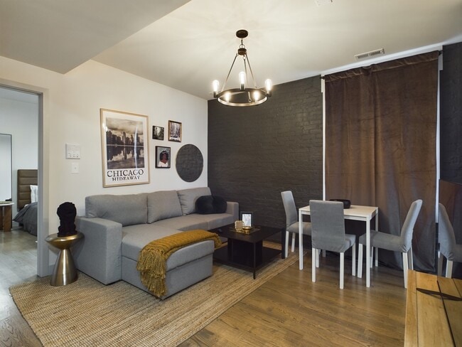 Building Photo - 2439 W Walton St