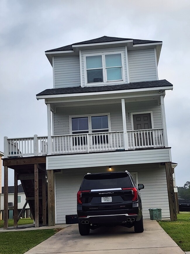 Primary Photo - 4-Bed 2 Bath 2 Car Garage-Available July f...
