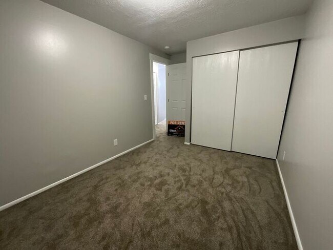 Building Photo - 3 bedroom 1.5 bathroom Duplex