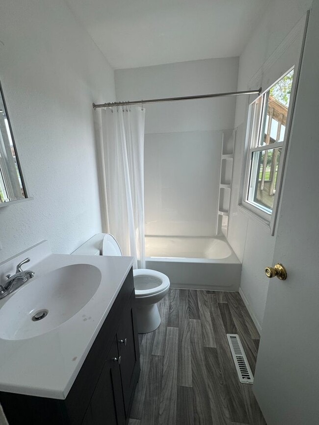 Building Photo - 1bd 1ba duplex for rent in Hudson IA