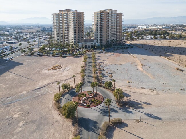 Building Photo - Luxury South Strip High Rise Unit