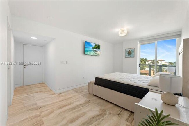 Building Photo - 5900 Collins Ave