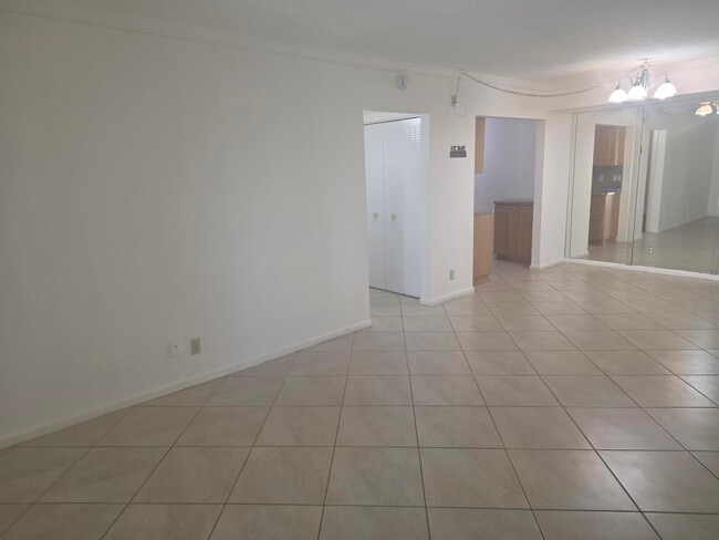 Building Photo - 959 SE 2nd Ave