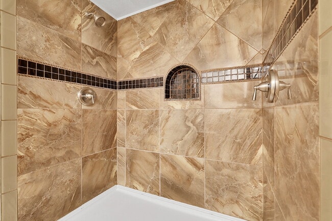 Building Photo - $2,695 - 5 Bed, 4 Bath Townhome in Aurora ...