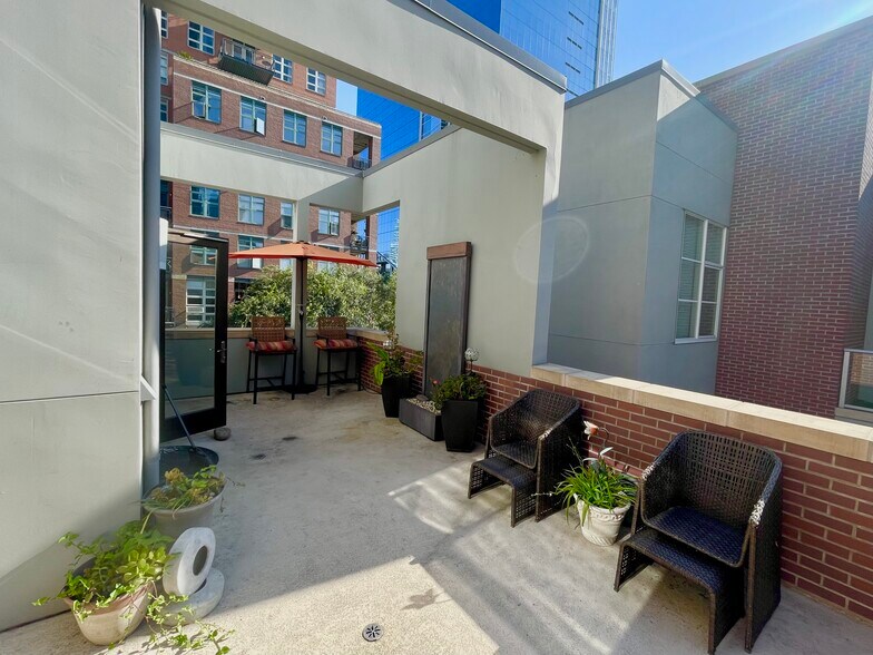 Building Photo - 820 Island Ave