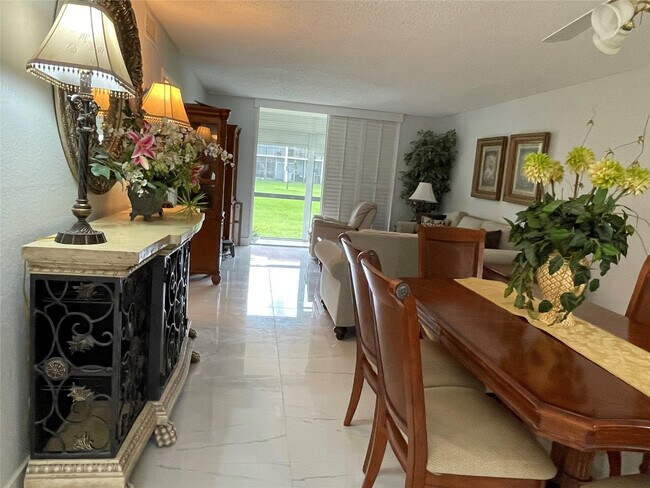 Building Photo - 9420 S Hollybrook Lake Dr