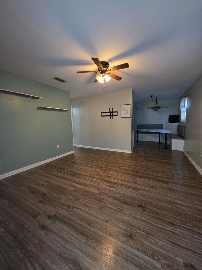 Building Photo - Darling home ready for you!