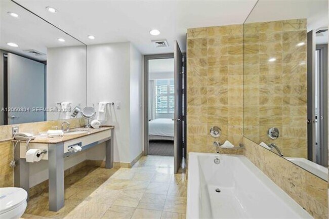 Building Photo - 1395 Brickell Ave