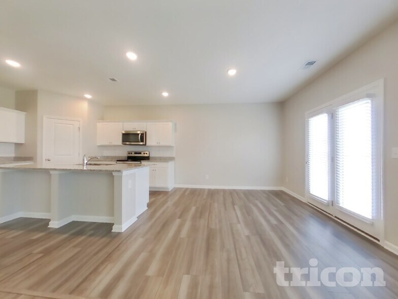 Building Photo - 129 Verona Dr NW