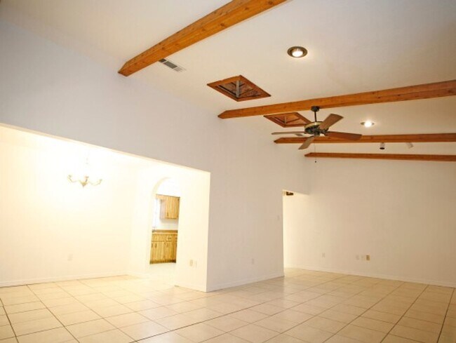 Building Photo - Charming 3-bedroom, 2-bathroom home located in the desirable Heatherwood community.