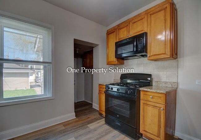 Building Photo - 456 Tyler St