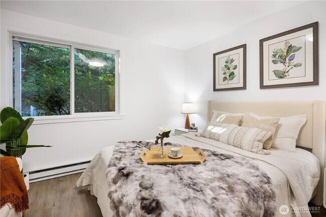 Building Photo - 2Bd/1.75Ba Kirkland Condo