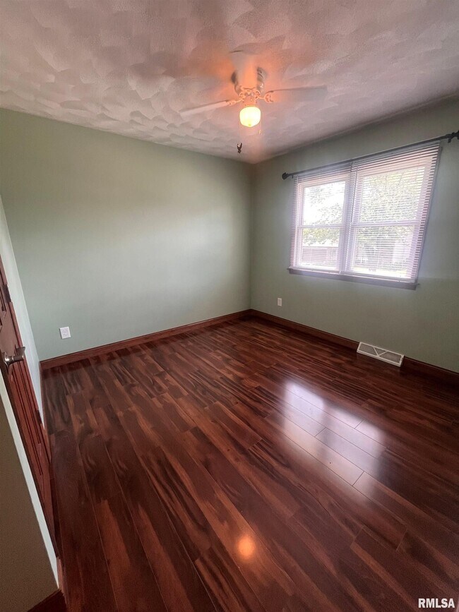 Building Photo - 3751 Tam-O-Shanter Dr N