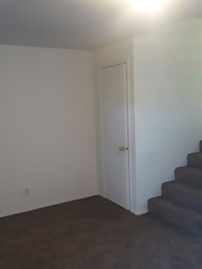 Building Photo - Spacious West Jordan Home w 2 car attached...