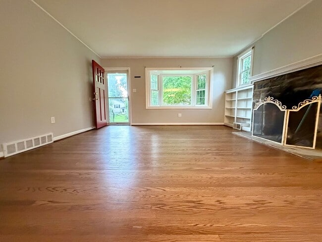 Building Photo - 300 Winding Way