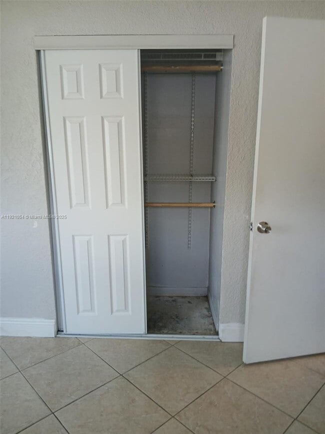 Building Photo - 5550 Lakewood Cir S