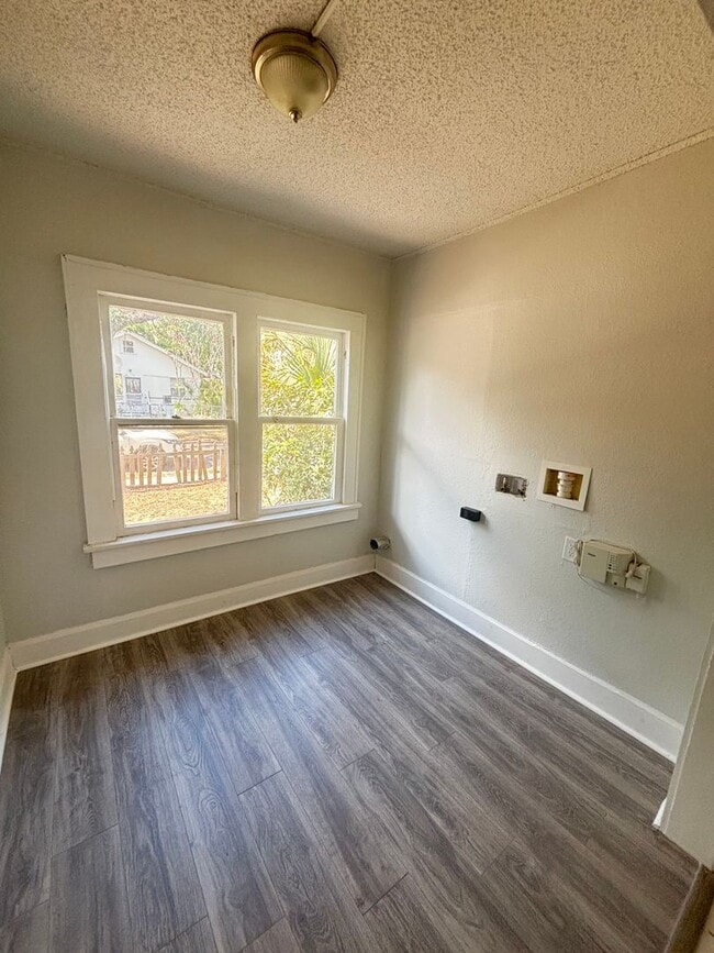 Building Photo - 726 35th Ave S