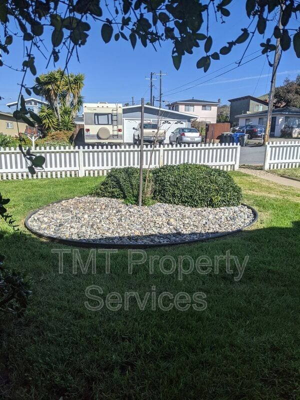 Building Photo - 450 Hillview St