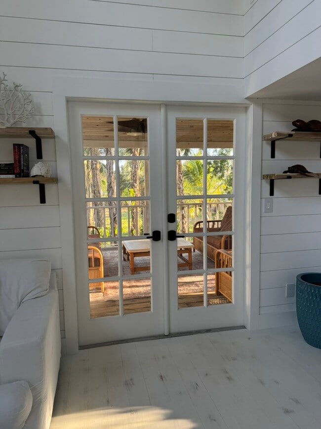 Building Photo - 2732 Weeks Ave