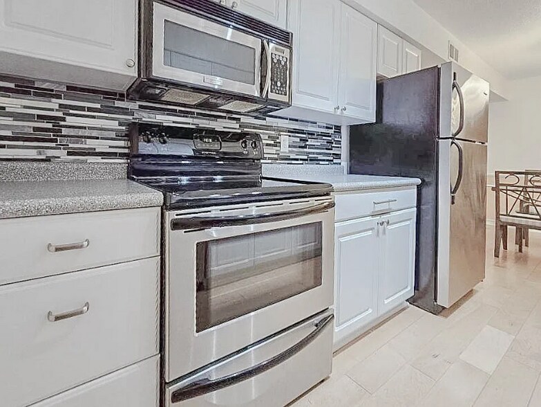 Building Photo - 9523 University Ave