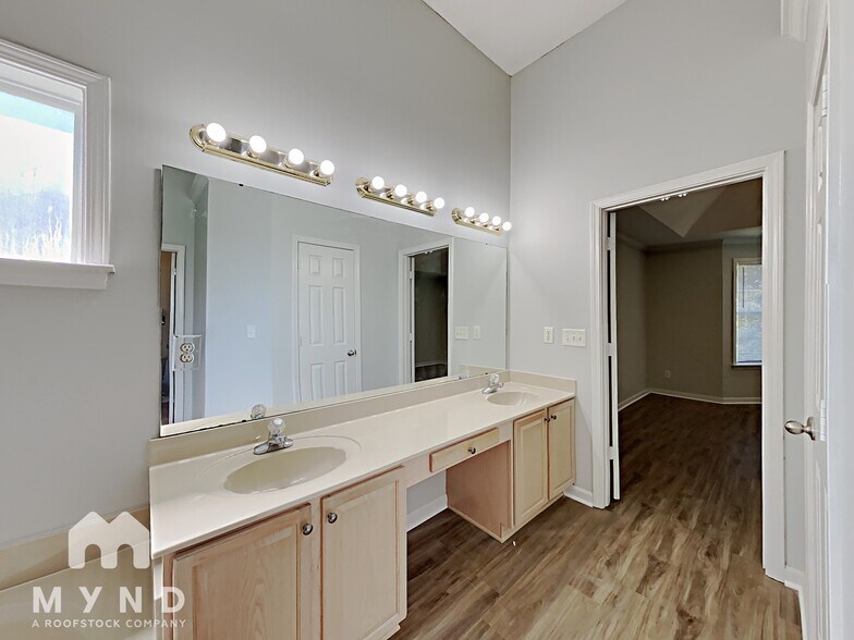 Building Photo - 4811 Migaldi Dr