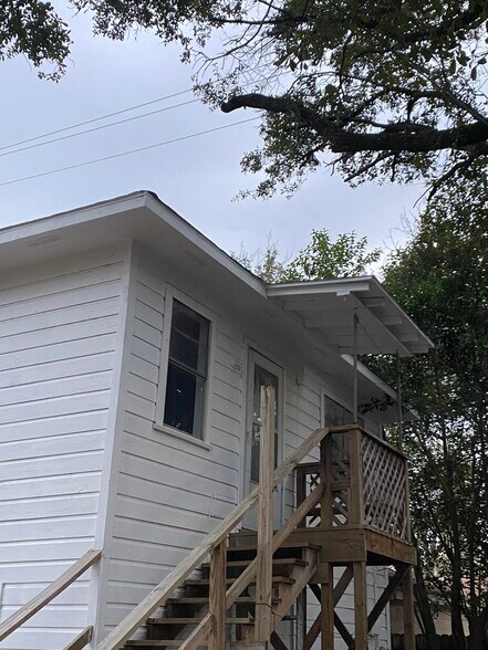 Garage apartment with access to shared laundry units below - 4422 Bell St