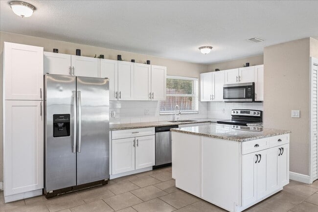Building Photo - Beautiful and Upgraded 3/3 in South Tampa! Available Now!