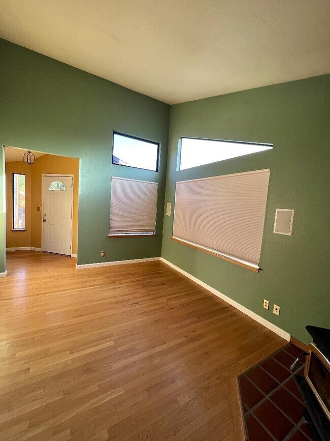 Building Photo - 121 Scenic Dr