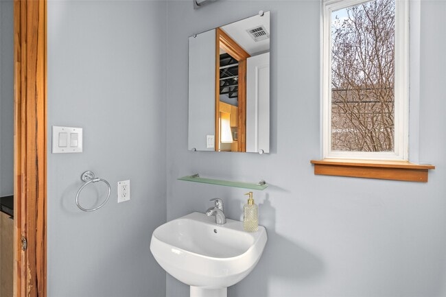 Building Photo - 224 Willard St