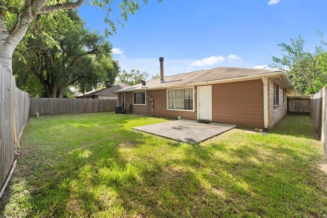 Building Photo - 1202 Manorglen Dr