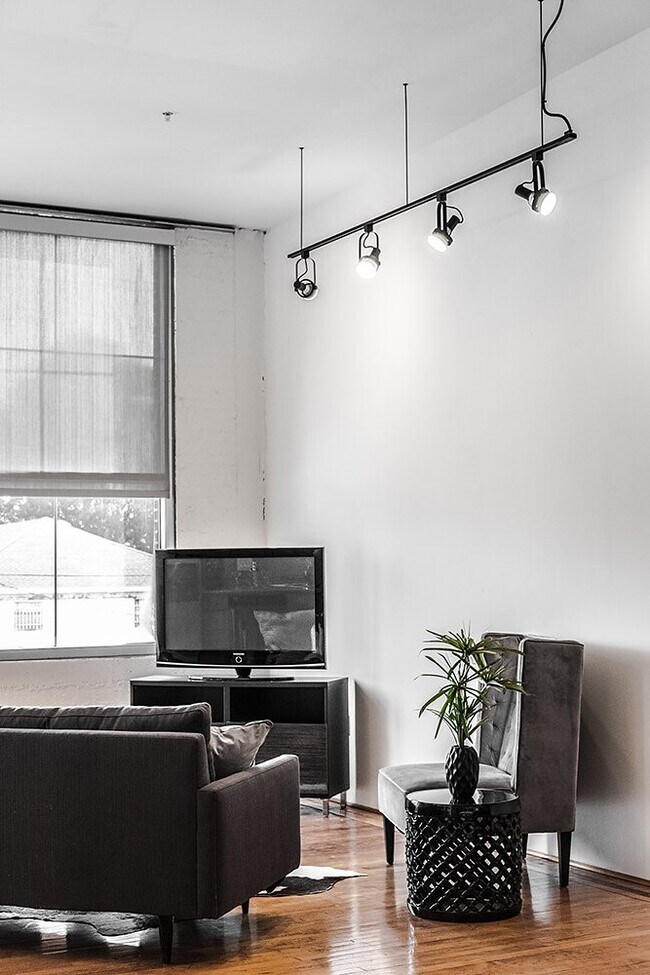 Building Photo - 1312 Live Oak St