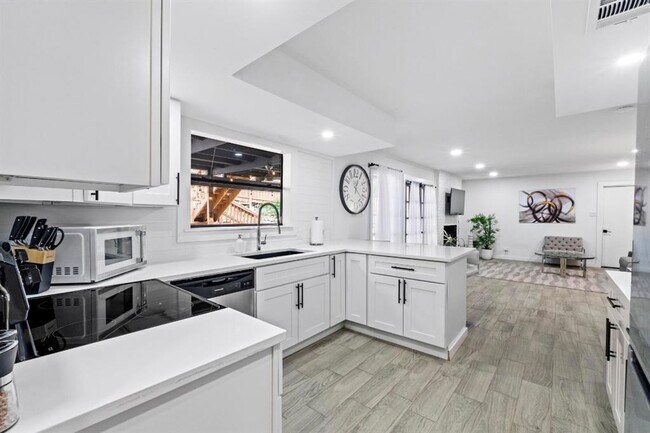 Building Photo - 3520 Highland View Dr