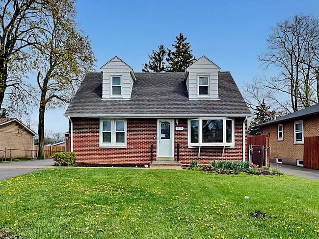 Building Photo - 624 S Pierce Ave