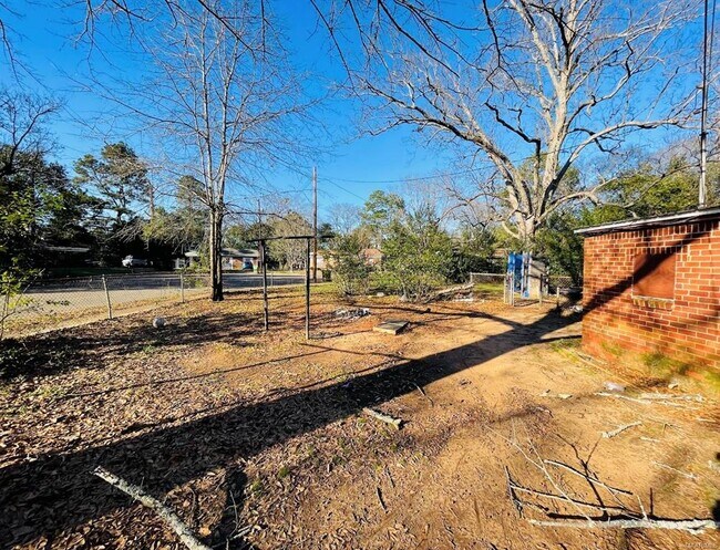 Building Photo - 1653 N Yarbrough Ct