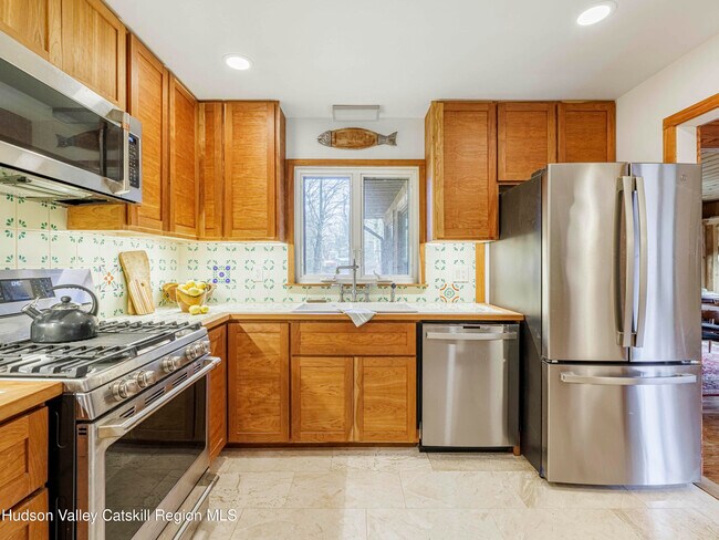 Building Photo - 10 Purdy Hollow Rd