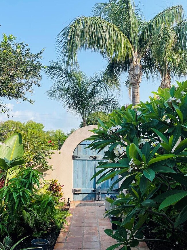 Building Photo - 117 W Davis St