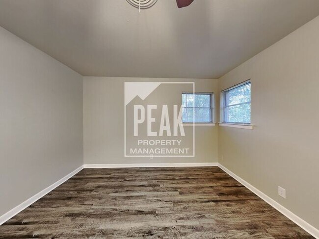 Building Photo - $1900 Charming 3/2 in Beautiful Wedgewood! Coming soon!