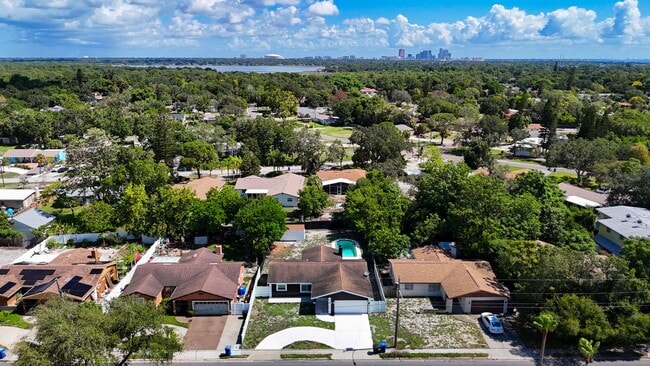 Building Photo - Stunning Rental Pool House in South St. Pe...