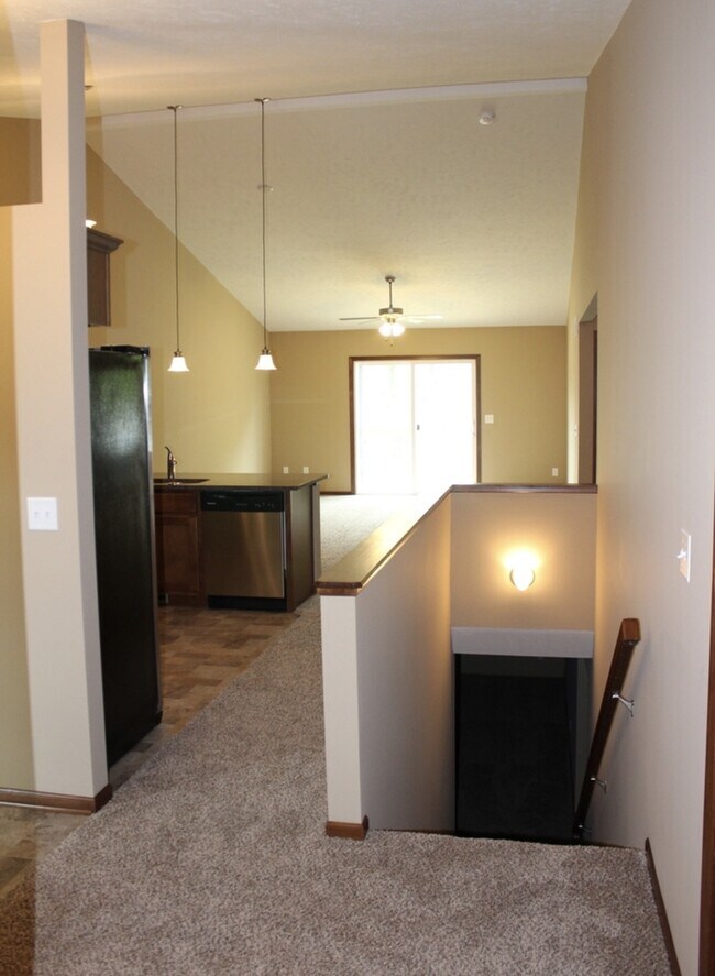 Building Photo - Home in Excellent Family Neighborhood