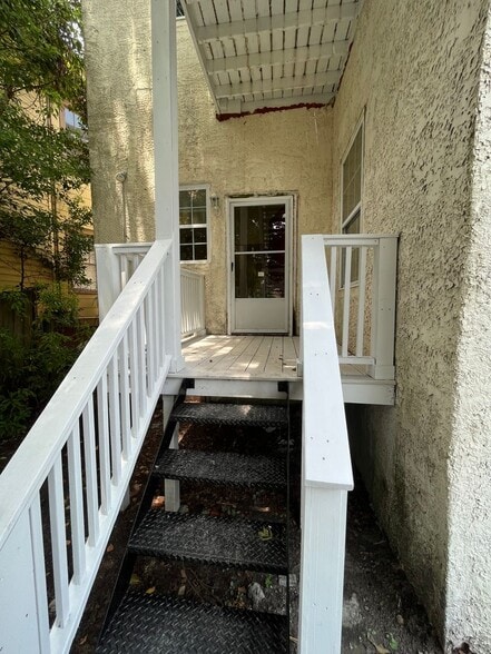 Building Photo - 825 E Henry St