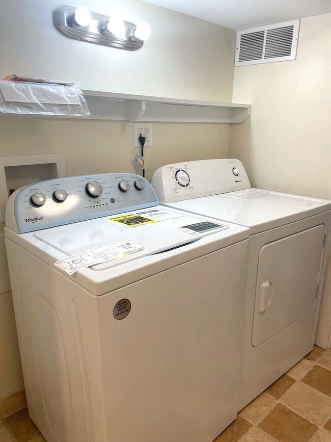 Building Photo - 903 Dewey Ave