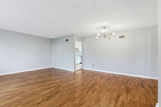 Building Photo - 1354 E Walnut St