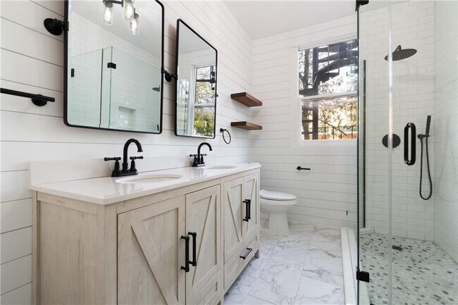 Building Photo - FULLY REMODELED  bedroom 7 baths