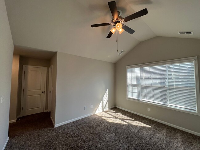 Building Photo - **Move in Special: $300 Off First Month's ...