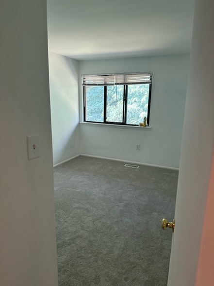 Building Photo - 802 Worthington Dr