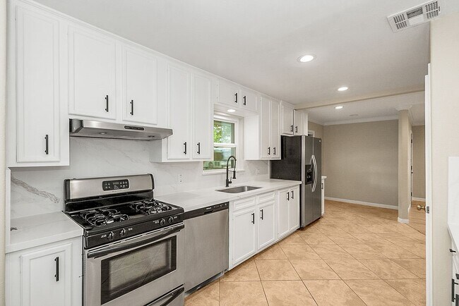 Building Photo - 5037 W 43rd St